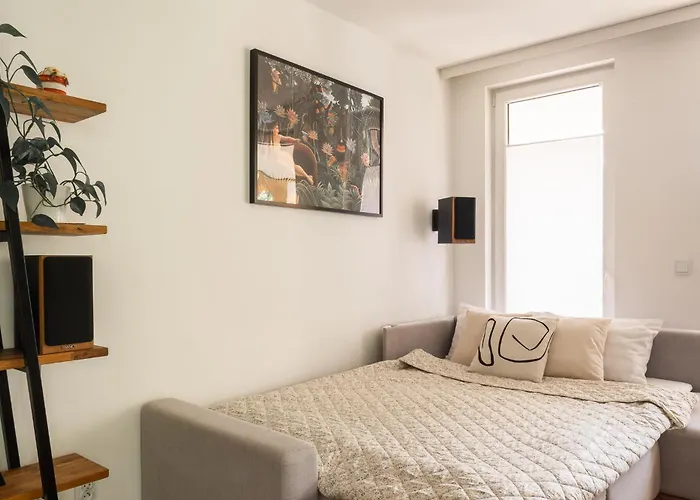 Green Oasis - Free Parking, Big Balcony, Private Park